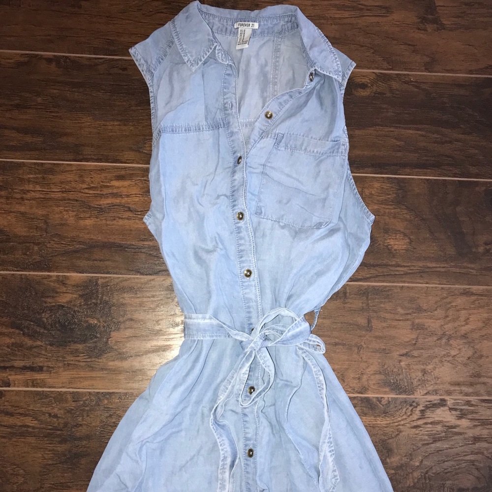 Adorable light colored jean dress with tie
